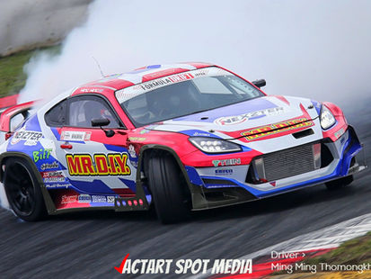 100 สัญลักษณ์ความเชื่อมั่นบนตัวรถของเขา หมิง หมิง ชนม์นฤทธ์ โตมงคล