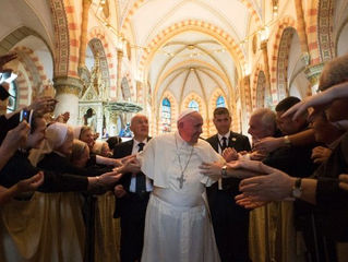 Aumentam os católicos no mundo. Diminui o número de sacerdotes