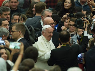 Papa: fazer teologia de joelhos e com o santo povo de Deus