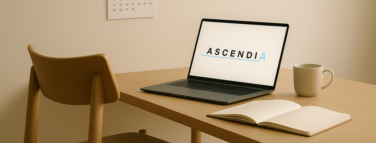 Escritorio vacío, con una computadora que dice ASCENDIA. Un calendario en la pared, representando la agenda de citas.