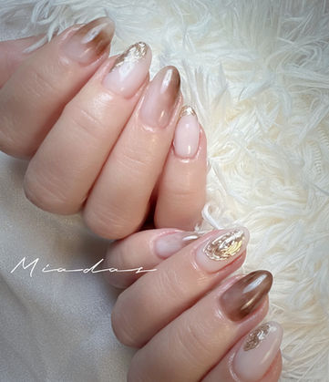Nageldesign (Nail Trends) – 美甲

Marineblaue Nägel / Navy Blue Nails（海軍藍美甲）

Nude Champagner Katzenaugen-Nägel / Nude Champagne Cat Eye Nails（裸色香檳貓眼美甲）

Minimalistische Französische Kurze Nägel / Minimalist French Short Nails（極簡法式短指甲）

Metallische Perlmutt-Nägel / Metallic Pearl Nails（金屬珍珠母貝美甲） 

3D-Nailart / 3D Nail Art（3D立體美甲）

美甲設計 / Nail Design / Nageldesign
	美甲款式 / Nail Styles / Nagelstile 
	法式美甲 / French Manicure / Französische Maniküre
	凝膠美甲 / Gel Nails / Gelnägel

	美甲貼紙 / Nail Stickers / Nagelaufkleber
	美甲沙龍 / Nail Salon / Nagelstudio
	指甲藝術 / Nail Art / Nagelkunst
	指甲保養 / Nail Care / Nagelpflege
Glitter nails / 水鑽美甲/ 氣質美甲/ elegant nails / 高級美甲 
德國美甲 北威州美甲 germanynails 杜塞道夫美甲 Düsseldorfnails nailsalon gelnails  
blooming nails  暈染美甲 水彩美甲 大理石美甲
