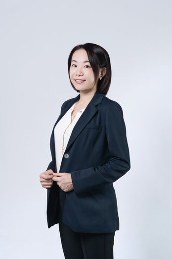 女性企業主專業形象照，乾淨色調，強調自信與專注