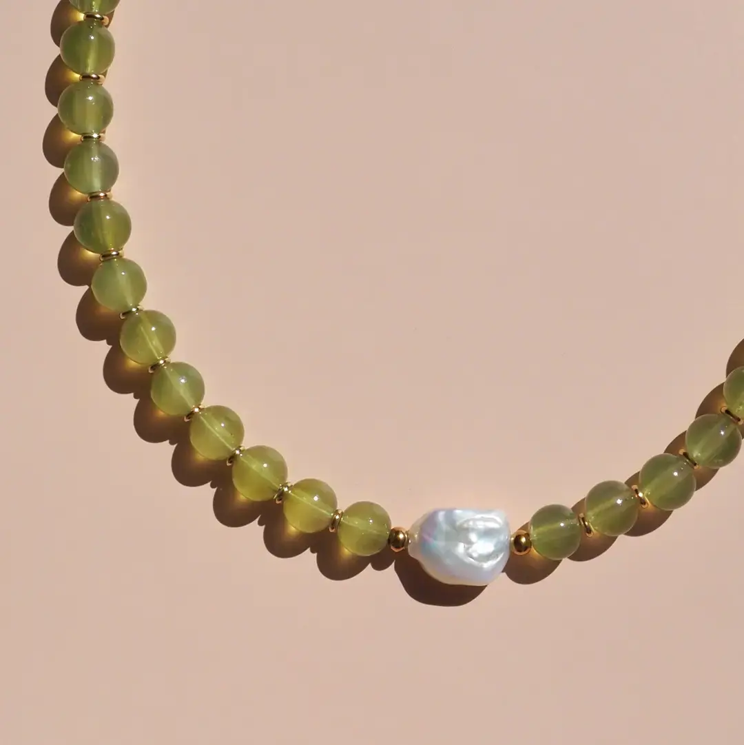 ALESI JEWELLERY | Beaded Necklace | Green Glass with Freshwater Keshi Pearl