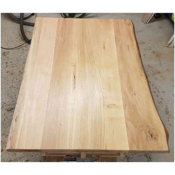 Close-up of the organic, natural Waney Edge of the solid oak top