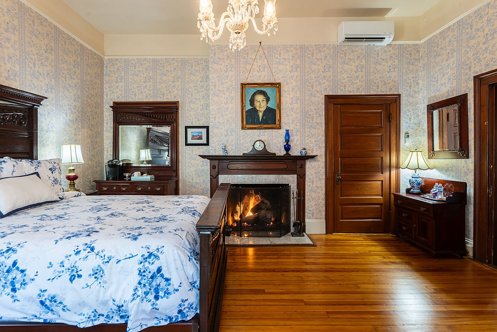 Reynolds Mansion Lila Room 005