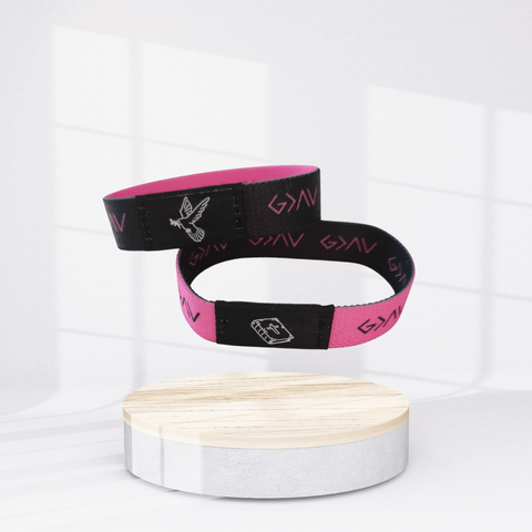 Zwei NFC Armbänder pink und weiß mit Bibelvers Aufschrift Produktfoto