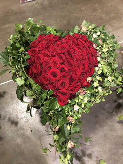 Composition de deuil coeur  Marlies Fleurs fleuriste Nimes