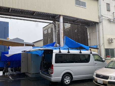 雨の中、旧キュービクルから新キュービクルに切替工事