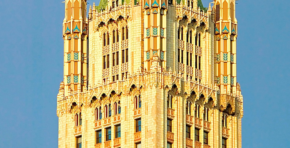 Ornate Woolworth Building with green roof against a clear blue sky. Text: Woolworth Building, New York, America, with coordinates.