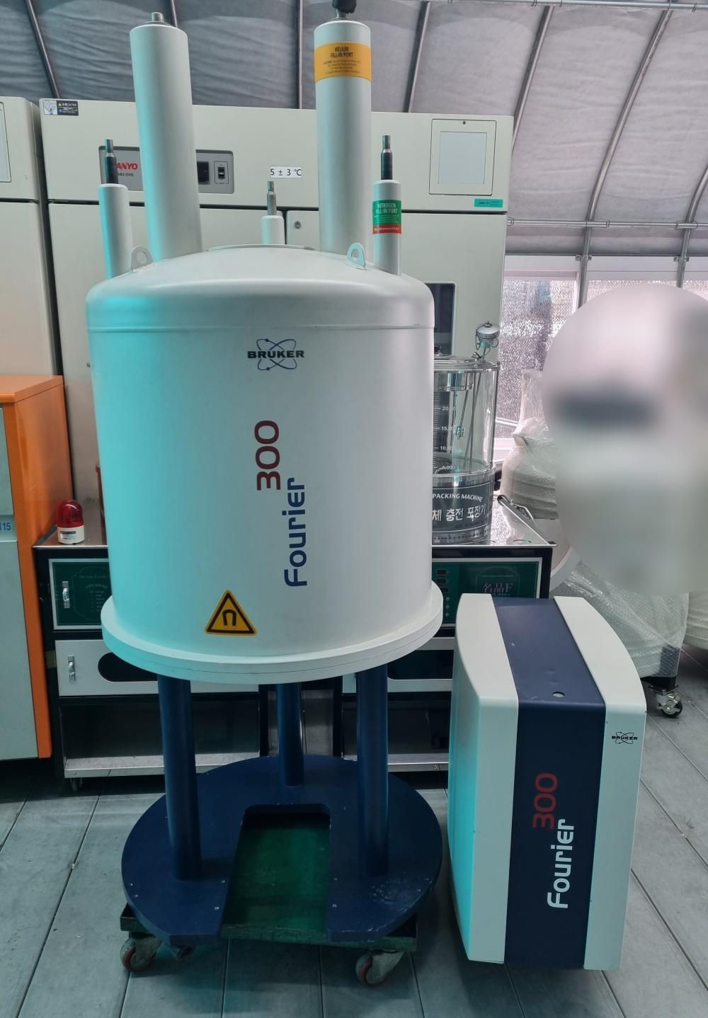 BRUKER Fourier 300 NMR Spectrometer