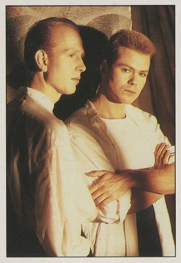 134 - Smash Hits Sticker 1987 - Red Box - Front.jpg