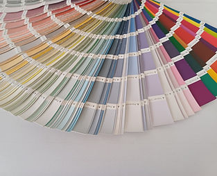 Farbfecher mit verschiedenen Farbtönen zur Auswahl bei Malerarbeiten