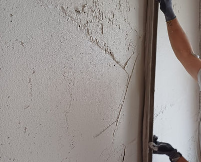 Frisch aufgetragener Gipsputz an einer Innenwand