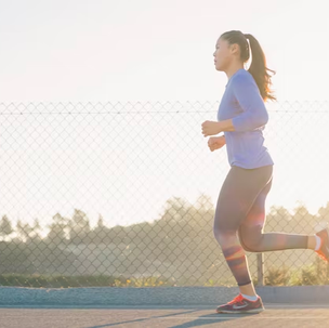 Postpartum mom returning to running after an appropriate exercise training plan with criteria-based progression