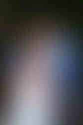 Bräutigam steht hinter Braut, Bräutigam umarmt Braut