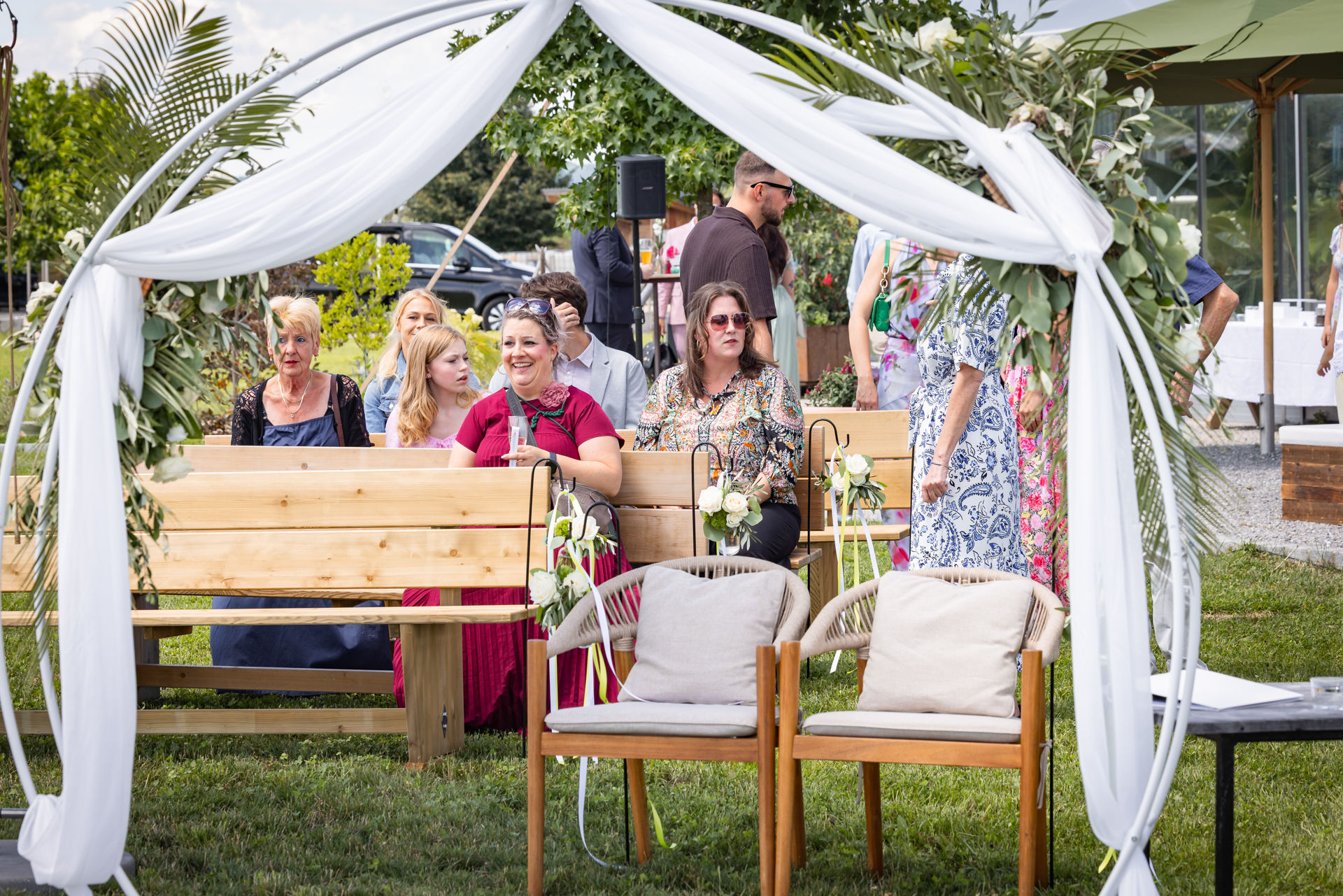Hochzeit mit freier Trauung draußen im Tropenhaus Weihenlinden in Oberbayern, Traubogen, Hochzeitsgäste