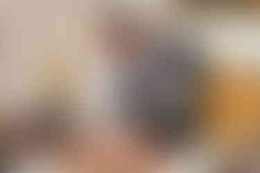 Fragen an den Hochzeitsfotografen, Hochzeitstorte in Herzform mit Himbeeren, Braut und Bräutigam schneiden an