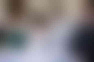 Braut und FRau lachen sich an, Bräutigam, Trauzeuge sitzen daneben