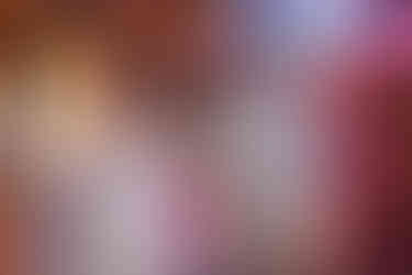 Braut und bräutigam halten sich an Hand, stehen auf Tanzfläche