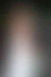 Braut hält Brautstrauß, schaut über die Schulter