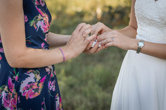 zwei Paar Frauenhände mit weißer Ringbox