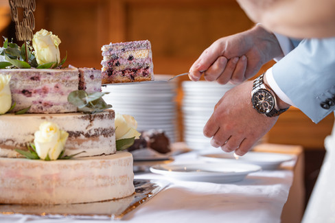 Nahaufnahme von Hochzeitstortenanschnitt, Hochzeitsfotograf Erding