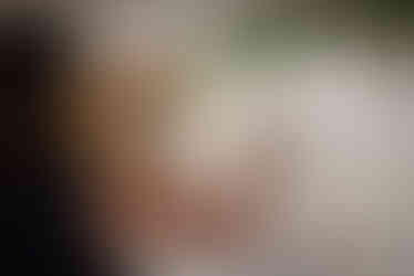 weiße Loveletter Wand mit Frau, nimmt sich Loveletter aus Briefumschlag