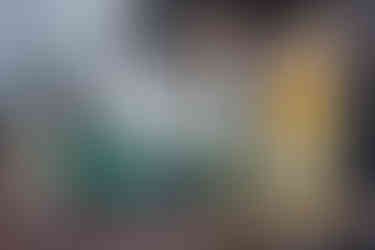 Sektgläser die mit Sekt gefüllt werden