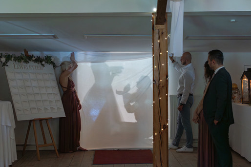 Frau, Mann halten weißes Tuch, Schattenspiel