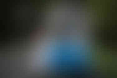 Bräutigam sitzt in Tramführerabteil, Braut lehnt sich raus, winkt