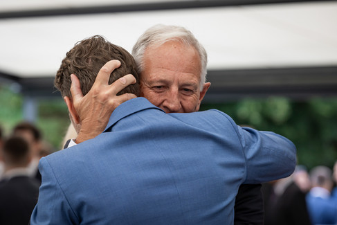 alter Mann gratuliert Bräutigam
