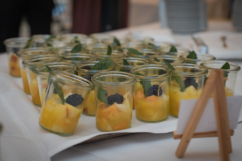 kleine Gläschen mit Obst