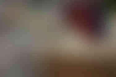 Hände mit Handschuhe von Feuerwehr, schneidet Zwiebeln