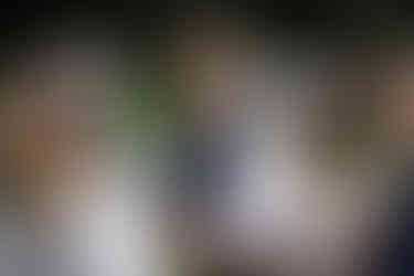 Mann schaut Frau mit Brille an