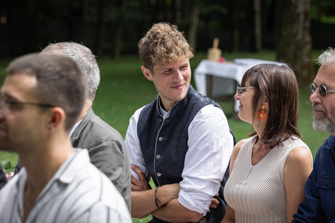 Mann schaut Frau mit Brille an