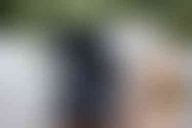 ein Schild auf dem steht: Becher für Pool