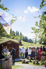 Hochzeit Weyer Alm Samerberg, Hochzeitsgäste mit Bergblick