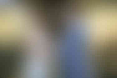 Bräutigam steckt Braut Ring an Finger