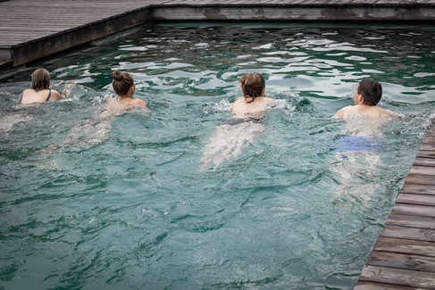 Pool mit vier Menschen, die schwimmen