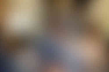 Frau mit Hut umarmt Mann