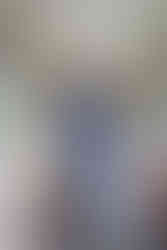 Braut und Bräutigam stehen in einer alten Tram, halten sich an den Händen, Brautstrauß liegt auf Sitz