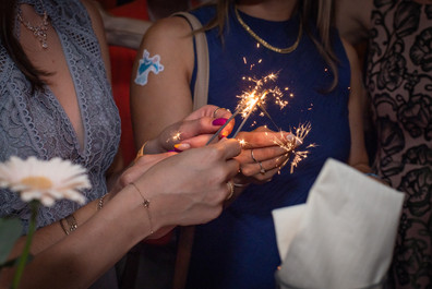 Frauenhände mit brennenden Wunderkerzen