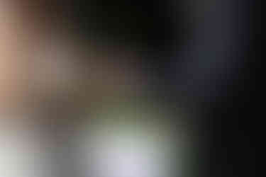 Mann steckt Frau Ring an Finger