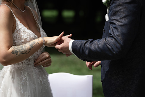 Mann steckt Frau Ring an Finger