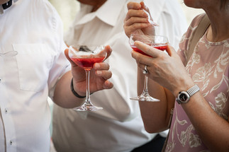 zwei Cocktailgläser mit Hände