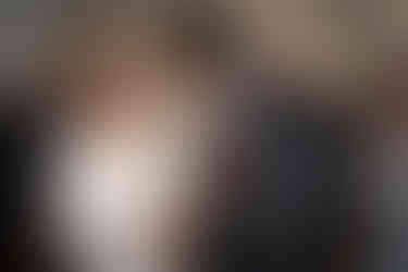 Fragen an den Hochzeitsfotografen, Standesamt, Braut und Bräutigam lachen sich an