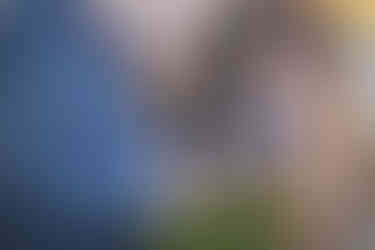 Männerhand hält Heft in Hand