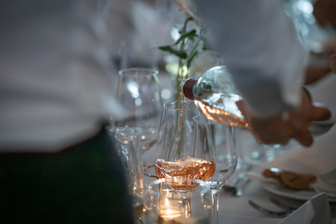 Wein wird in ein Glas gegossen