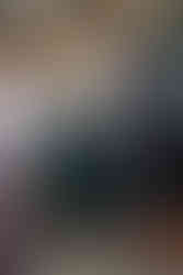 Rückenansicht von Paar, Mann umarmt Frau