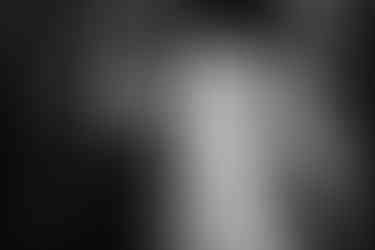 Brautpaar und Gäste tanzen, schwarz weiß Bild